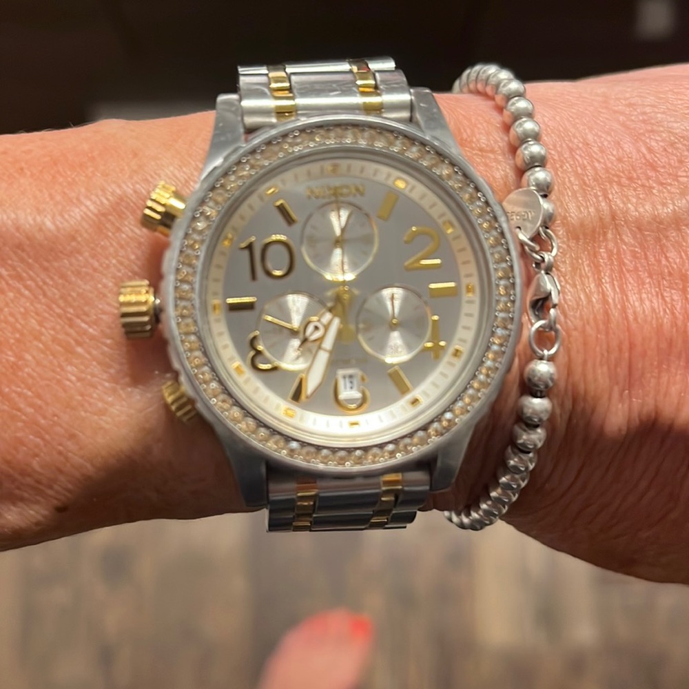 Nixon 42-20 Chronograph silver watch
white faced.